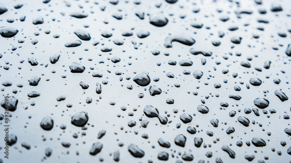 Nano-beschichtete Maschinenoberfläche mit sichtbarem Wasserabweiseffekt in einer Industrieanlage